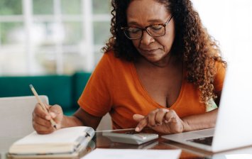 Femme senior qui calcule le montant de sa retraite