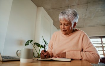 femme senior qui analyse son devis santé 