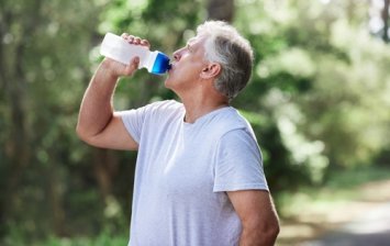 homme qui boit de l’eau pour se protéger de la canicule