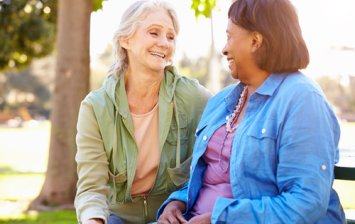 deux seniors qui souscrivent une complémentaire santé senior