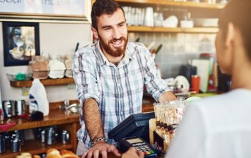 travailleur indépendant qui remplit un devis mutuelle santé