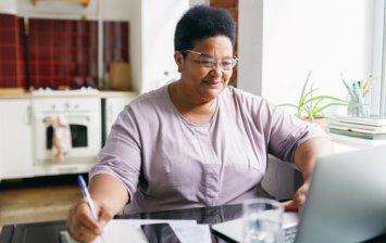 femme qui se renseigne sur l’arrêt de sa mutuelle d’entreprise