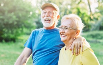 couple senior heureux qui se renseigne sur une mutuelle 