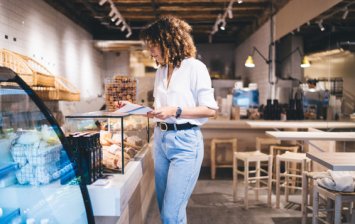 travailleuse non-salariée qui réfléchit à son statut et sa protection sociale