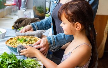 personne qui mange une tarte à la courgette