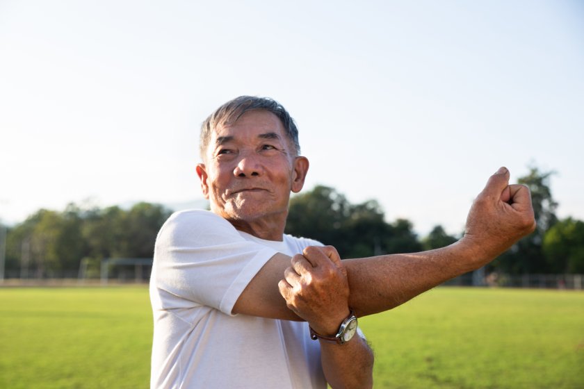 homme senior qui pense à son système immunitaire