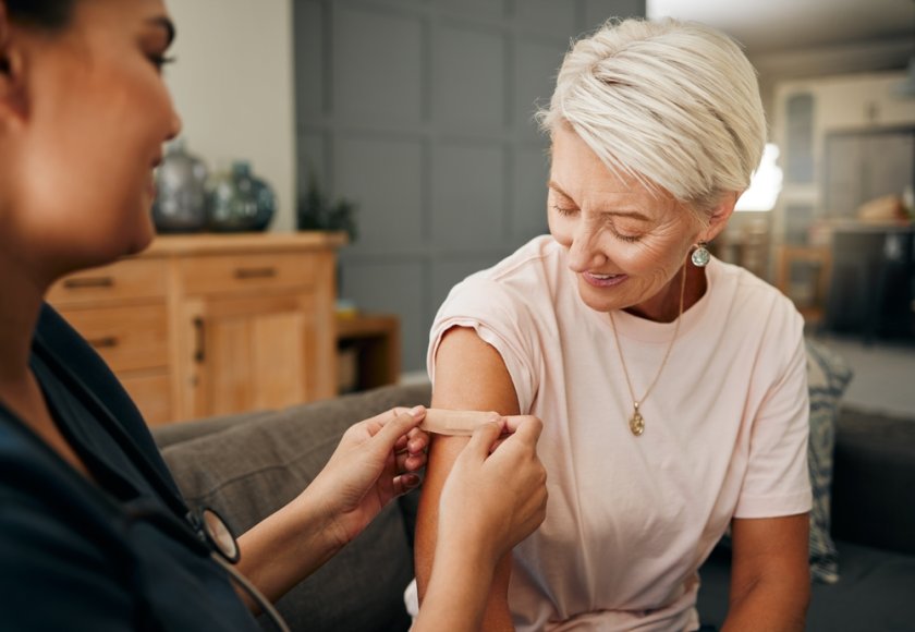 médecin avec une patiente après une vaccination