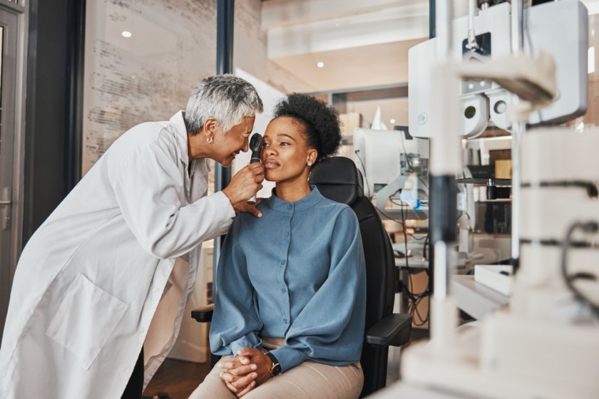 femme chez l'opticien