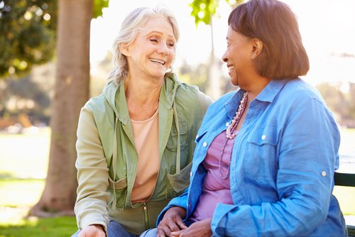 deux seniors qui souscrivent une complémentaire santé senior