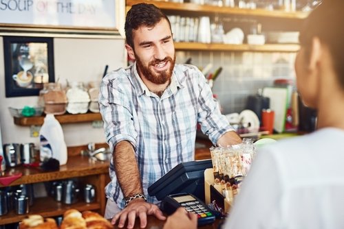 travailleur indépendant qui remplit un devis mutuelle santé