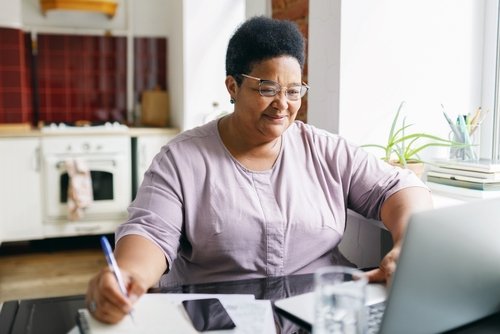 femme qui se renseigne sur l’arrêt de sa mutuelle d’entreprise