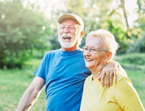 couple senior heureux qui se renseigne sur une mutuelle 