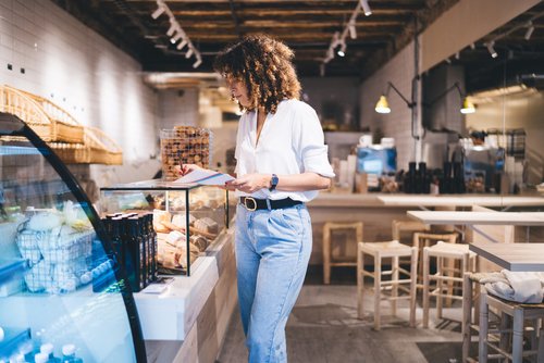 travailleuse non-salariée qui réfléchit à son statut et sa protection sociale