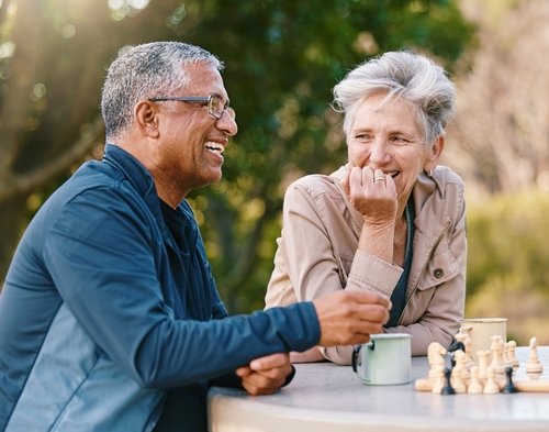 couple senior heureux qui se renseigne sur le fonctionnement d’une mutuelle santé