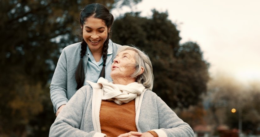 femme senior qui parle des directives anticipées