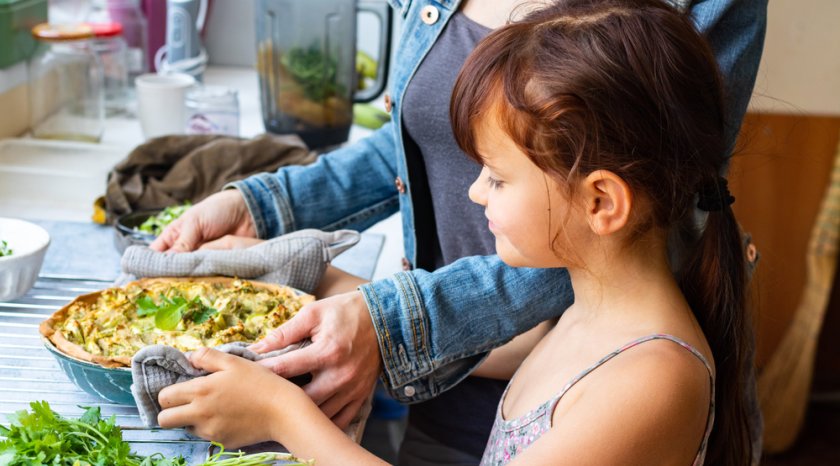 personne qui mange une tarte à la courgette